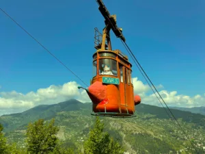 Szene aus "Gondola" von Veit Helmer. Iva (Mathilde Irrmann) in ihrer Raketengondel. Foto. Jip Film