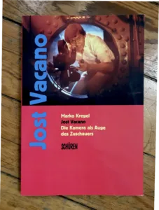 Das Interviewbuch "Jost Vacano - Die Kamera als Auge des Zuschauers" von Marko Kregel ist nur noch antiquarisch zu haben, lohnt sich aber sehr.