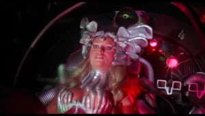 Sybil Danning als Weltraumwalküre Saint-Exmin im Film "Sador - Herrscher im Weltraum". 